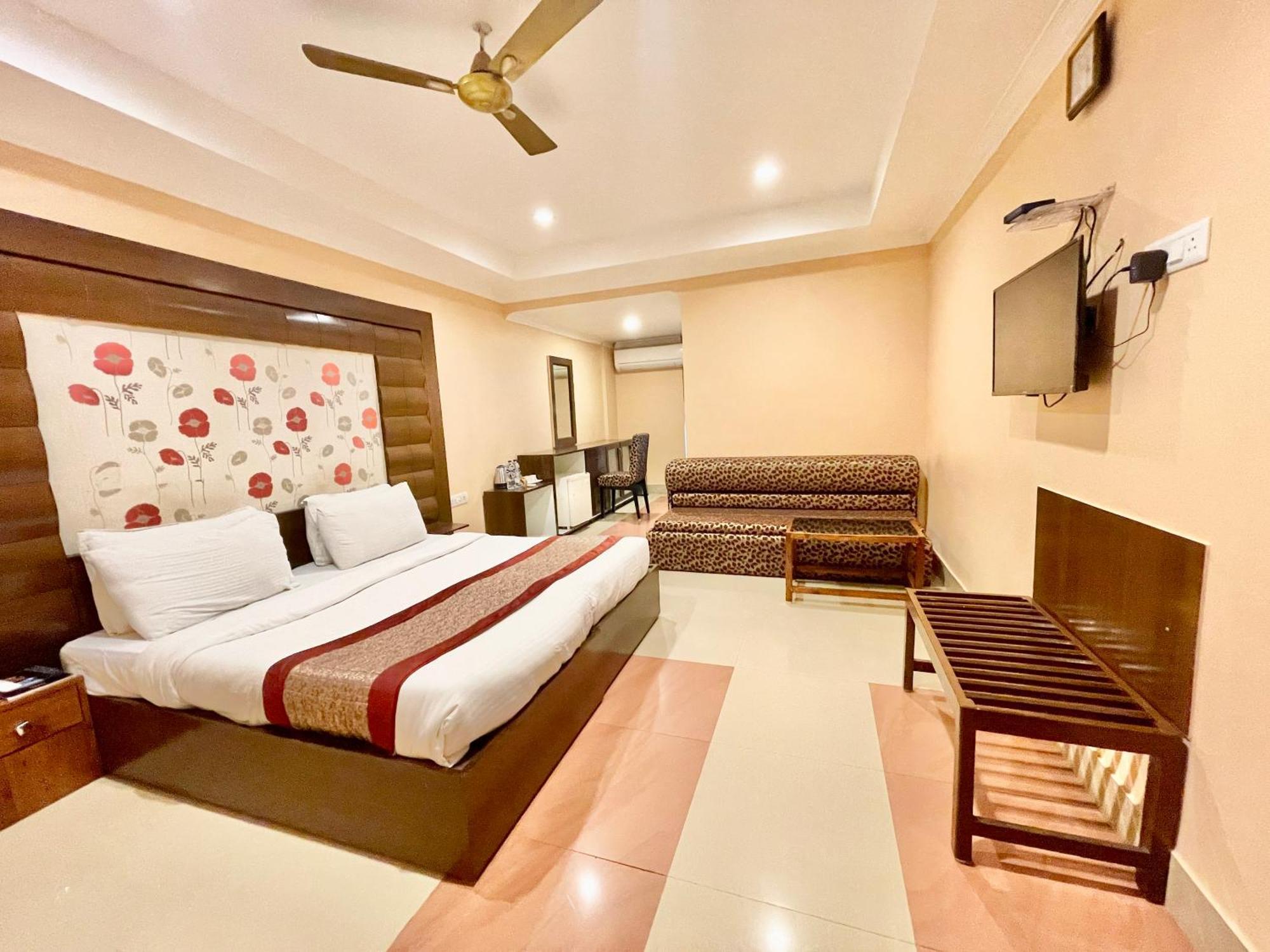 Hotel V-I Near Sea , Puri Private-Park -Gym-Spa Fully-Airconditioned-Hotel Lift-And-Parking-Facilities Breakfast-Included 외부 사진